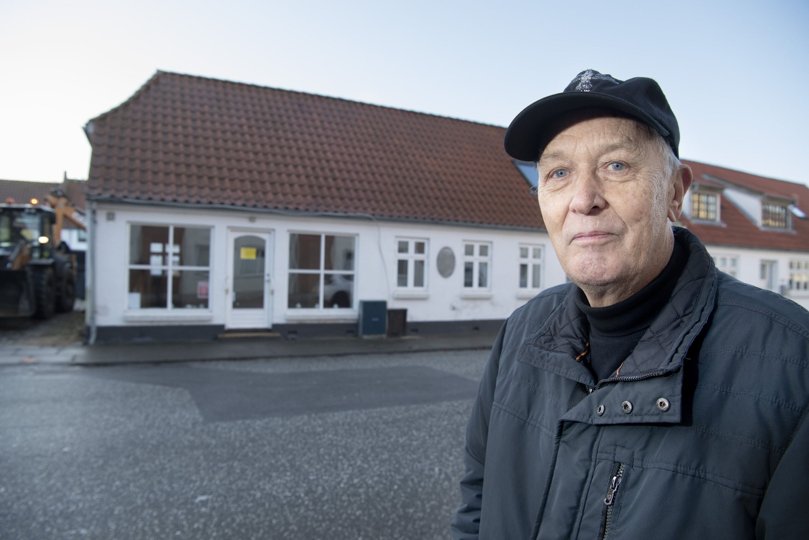 Nabo Sven Aksel Nielsen kalder nedrivningen af købmandsgården endnu en massakre på Gammel Hjørring. Foto: Bente Poder <i>Foto: Bente Poder</i>