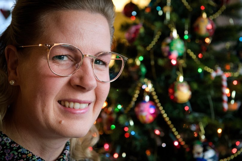 Sofie Schultz Thomsen har siden hun var barn haft en passion for Disney. Nu har den fascination fået en ekstra dimension, da hun er begyndt at lave julekugler med Disneymotiver. Og det er hun blevet ret skrap til.
