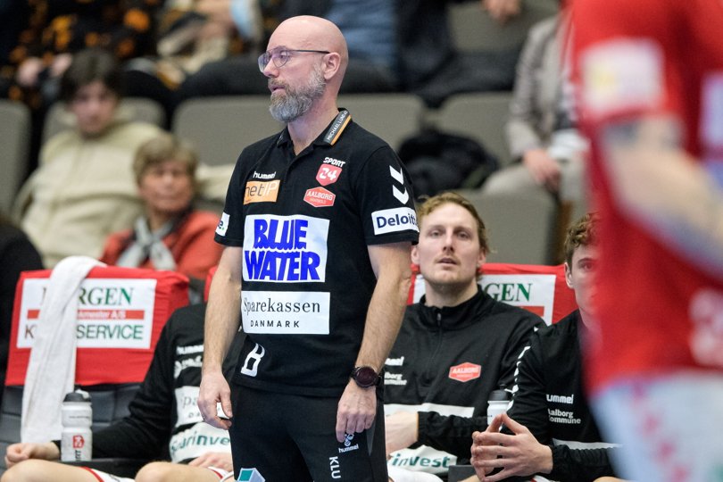 Aalborg-træner Stefan Madsen forsøgte med to hurtige timeouts, men intet hjalp, da hans hold kollapsede. Foto: Bo Lehm <i>Bo Lehm</i>
