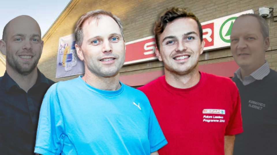 Jens Rysgaard Andersen (lyseblå t-shirt) og Kristian Rysgaard Stærk (rød t-shirt) er de eneste tilbageværende i ejerkredsen i den succesfulde købmands-virksomhed i Thy. Grafik: Jette Klokkerholm