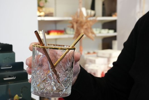 Udstyr til drinks, og især drinks med gin, er populært i år på tværs af aldersgrupper, fortæller butikschefen i Imerco. Foto: Thomas Lee Christensen