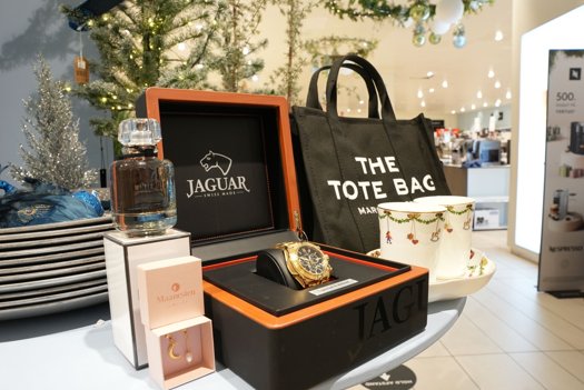 Det er de lidt mere luksuriøse ting, folk ønsker sig, fortæller Anja Kibsgaard fra Salling. Et af de brands, der er særligt populære for tiden, er smykkemærket Maanesten. Foto: Thomas Lee Christensen
