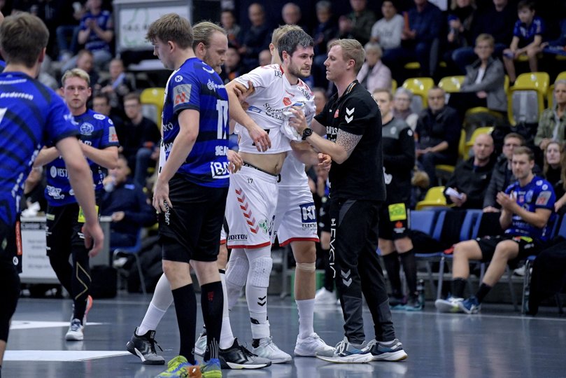 Martin Larsen blev knæskadet i onsdagens udekamp mod Skive, og nu venter der Aalborg Håndbolds højre back en lang pause. Arkivfoto: Lars Pauli <i>Foto: Lars Pauli</i>
