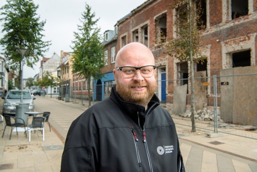 Jernbanegade i Hjørring er under forandring. Formidlingschef Jens-Christian Hansen fra Vendsyssel Historiske Museum fortæller om de ændringer, der er sket gennem årene.