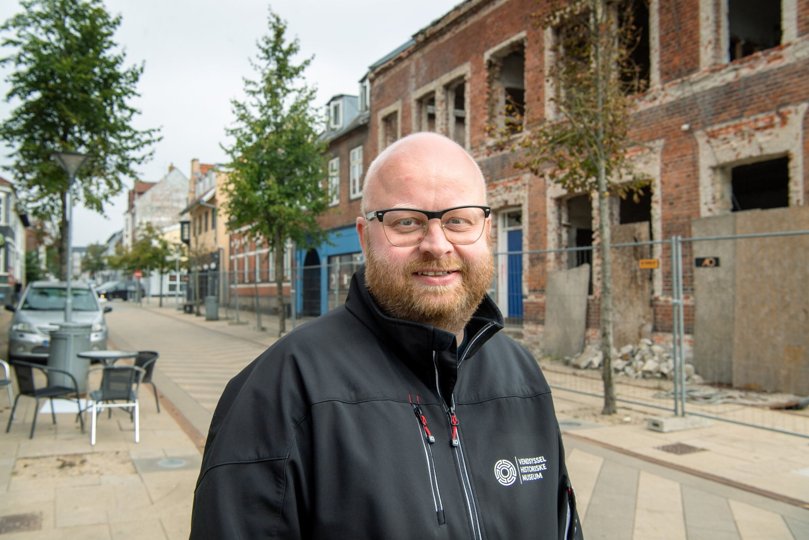 Jens-Christian Hansen er formidlingschef ved Vendsyssel Historiske Museum - og han ærgrer sig over, at flere af Hjørrings gamle bygninger skal rives ned. Foto: Bente Poder