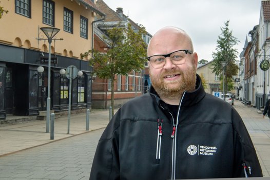 Jens-Christian Hansen er formidlingschef ved Vendsyssel Historiske Museum - og han ærgrer sig over, at flere af Hjørrings gamle bygninger skal rives ned.