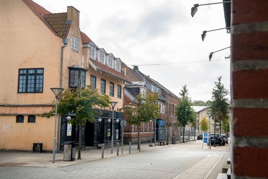 Det er denne del af Jernbanegade - fra det tidligere Messing Jens og ned til banegården - som fjernes i de kommende måneder.