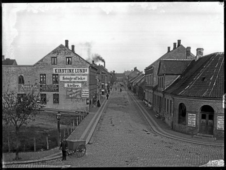 Kirstine Lunds foto-atelier starter i her i Jernbanegade 22. Bemærk, at hjørneejendommen ned mod banegården endnu ikke er opført. Foto: Vendsyssel Historiske Museum