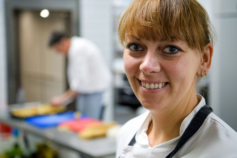 Mona Lise Frøslev, leder af Sparekassen Thys kantine, er som en af 10 kokke udtaget til at repræsentere Danmark ved VM i catering til november næste år. <i>Bo Lehm</i>