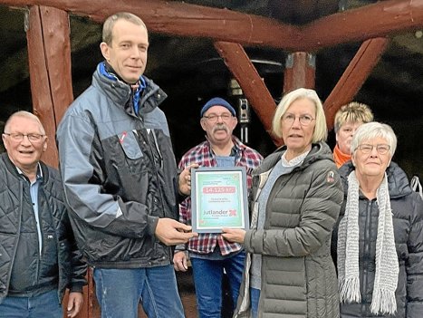 Gitte Skals fra Sparekassen Danmarks privatkundeafdeling i Hobro, overrækker her ved en tidligere lejlighed en donation på 14.125,00 kroner til Fristrup og Omegns Beboerforening. Foto: Erik Røgild