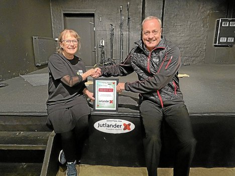 Foreningen Live Musik i Hobro er også blevet tilgodeset af Jutlander Fonden Hobro. Her overrækker privatkunderådgiver Jan Knudsen fra Sparekassen Danmarks privatkundeafdeling i Hobro en donation på 30.000,00 kroner til musikforeningens formand, Erna Olsen. Foto: Erik Røgild