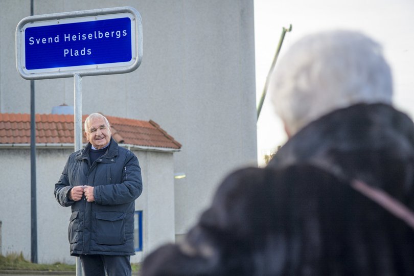 Svend Heiselbergs hustru Betty (med ryggen til i forgrunden) var hurtig til at overbevise sin mand om at han skulle tage imod den hæder, som havnebestyrelsen havde tildelt ham.