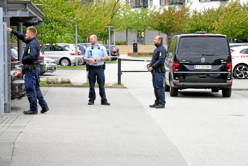 Politiet er stærkt til stede i Nørresundby efter knivstikkeriet. Foto: Jan Pedersen