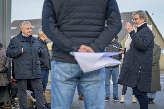 Borgmester Ulla Vestergaard (til højre) hyldedeSvend Heiselberg for hans mere end 50 år lange virke som bl.a. politiker - lokalt, i amts- og regionsråd og i Folketinget.