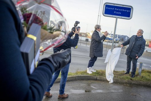 Ulla Vestergaard og Svend Heiselberg sørgede i fællesskab for, at det nye navn på pladsen ved Kai Lindbergs Gade blev afsløret.
