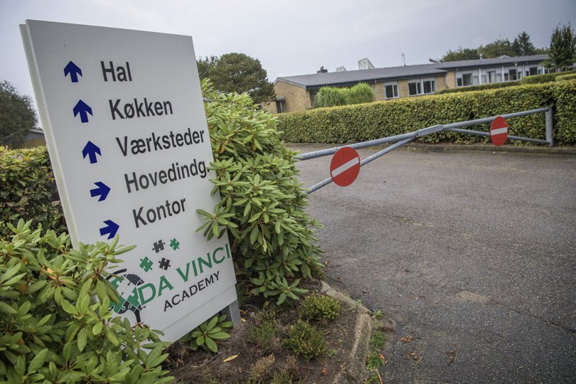 Et stort reklameskilt for Da Vinci Academy er netop blevet sat op ved indkørslen til den lukkede efterskole i Borremose. Foto: Martin Damgård