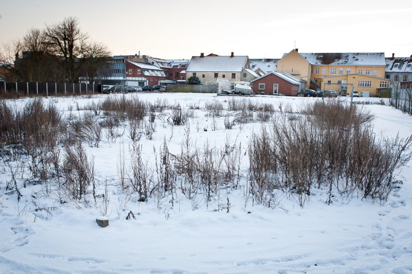 I 2013 viste Aldi-kæden interesse for at bygge butik på Rabenhøj-grunden, men valgte i stedet at indrette sig i den tidligere Fakta-butik på Broen. Hvem vil nu byde på denne såkaldte øjebæ midt i Nykøbing? Arkivfoto: Bo Lehm