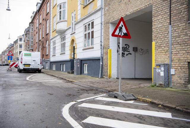 De nye spærreflader markerer ti-meterreglen på begge sider af porten i Istedgade. De skulle gerne sikre, at bilisterne ikke holder for tæt på porten og dermed også undgår bøder for uforvarende at parkere ulovligt. Foto: Henrik Bo