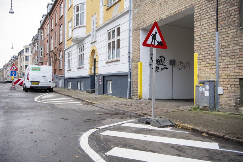 Spærrefladerne blev malet 14. december og skal hjælpe bilisterne til at vide, hvor de ikke må parkere i Istedgade. Foto: Henrik Bo <i>Foto: Henrik Bo</i>