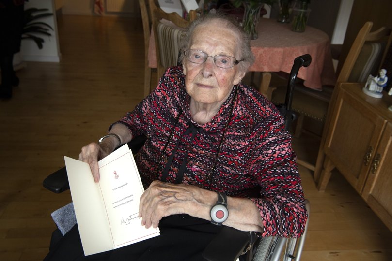 Marie Degn viser stolt lykønskningstelegrammet fra Hendes Majestæt Dronningen. Foto: Henrik Louis <i>Foto:Henrik Simonsen</i>