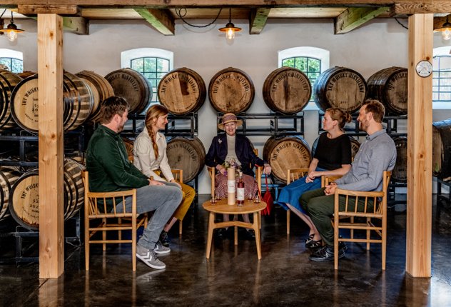 Dronning Margrethe sammen med ejerne af Thy Whisky under besøget i destilleriet for godt et par uger siden. Privatfoto