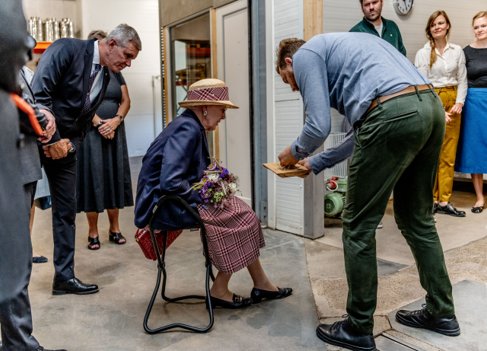 Dronning Margrethe fik vist nogle af de ingredienser, som Thy-whiskyen er destilleret på. Privatfoto