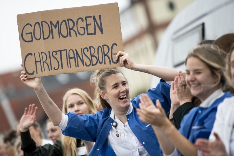 Selvom vi formegentligt ikke kommer til at se sygeplejerskerne strejke ude foran sygehusene de næste uger eller måneder, løser den ekstra pose penge dog ikke problemerne på lang sigt. Arkivfoto: Henrik Bo <i>Foto: Henrik Bo</i>