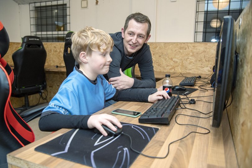 Esport-spillerne er helt ned til otte år gamle, mens de fleste bridgespillere er over 70. Foto: Bente Poder