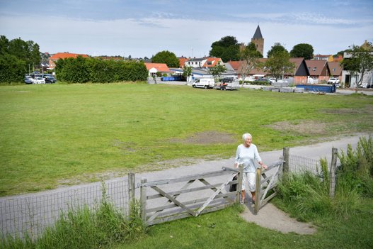 En gruppe borgere protesterede, men nu er parkeringspladserne på det grønne areal i Korsgade på vej. Arkivfoto: Claus Søndberg <i>Claus Søndberg</i>