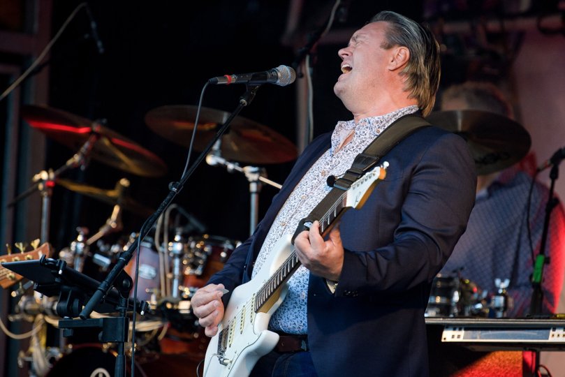 Frontfigur Johnny Hansen sang og spillede med Kandis til fest for ca. 800 mennesker i lørdags i Poulstrup. Arkivfoto: Bo Lehm <i>Bo Lehm</i>