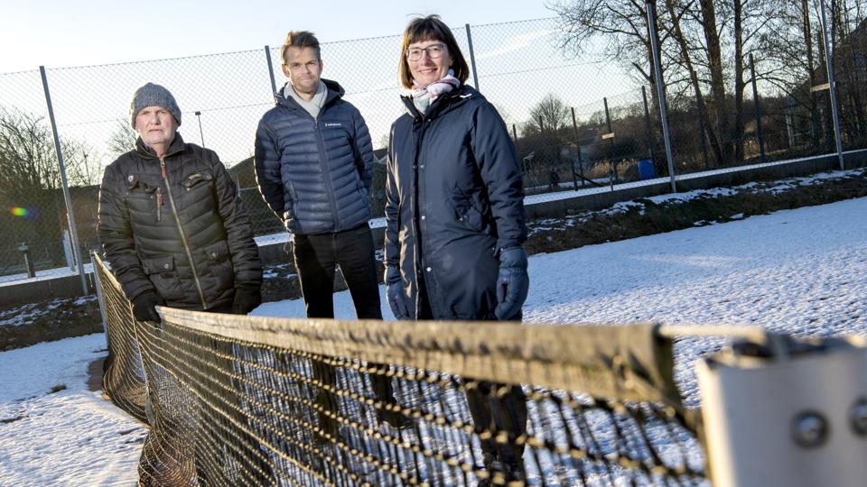 Støvring Tennisklub har planer om at etablere to padelbaner med målene 10 x 20 meter hver på en ubrugt nedslidt kunststofbane, nabo til klubbens fire tennisbaner. Fra venstre tidligere formand for tennisklubben og mangeårigt medlem Jens Jakob Elmer, kasserer Jesper Andersen og klubformand Lillian Hansen. Foto: Lars Pauli