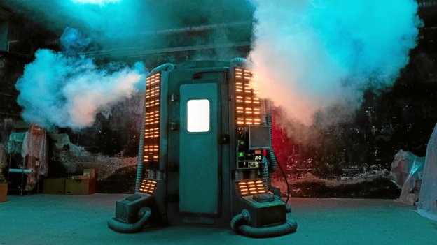Teleportations-maskinerne er vældig flotte. Men serien gider tilsyneladende ikke rigtig interessere sig for videnskaben bag. Foto: Christian Geisnæs/TV 2 <i>Christian Geisnæs/TV 2</i>