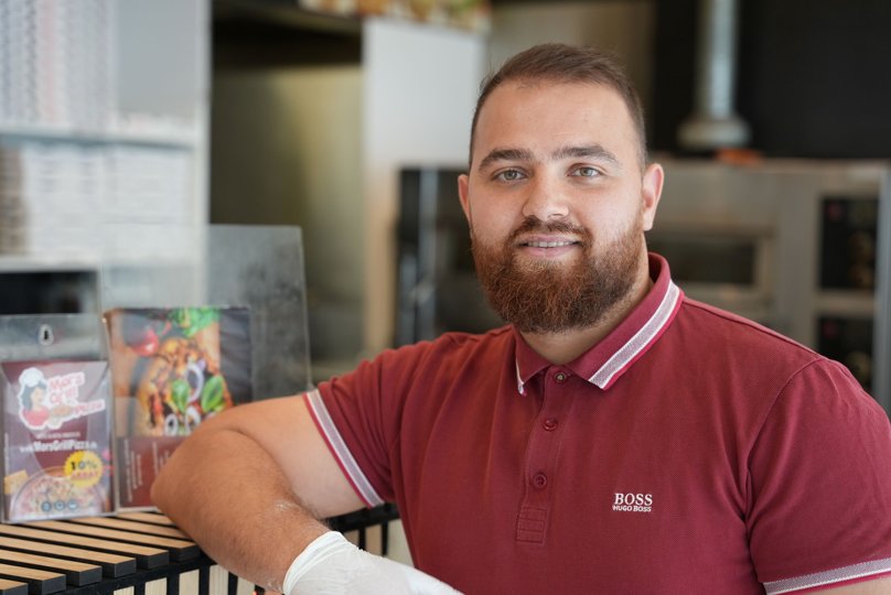 Jamil Hairan er glad for at bidrage til samfundet gennem sit pizzeria, hvor han arbejder sammen med sin nærmeste familie. Foto: Thomas Lee Christensen
