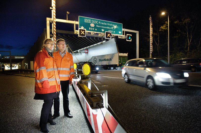 Charlotte Vithen (tv) indviede sammen med Niels Ullrich Clausen fra Trafik og Veje i Aalborg Kommune ITS-systemet ved Limfjordstunnelen i oktober 2011. Senest er algoritmen bag systemet optimeret i 2019. Arkivfoto: Claus Søndberg