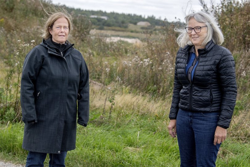 Karen Østergaard og Minna Vadsager bor i et lille område af Frederikshavn Kommune, hvor Region Nordjylland gerne vil placere endnu en grusgrav. Det vil være nummer fem. Foto: Lars Pauli