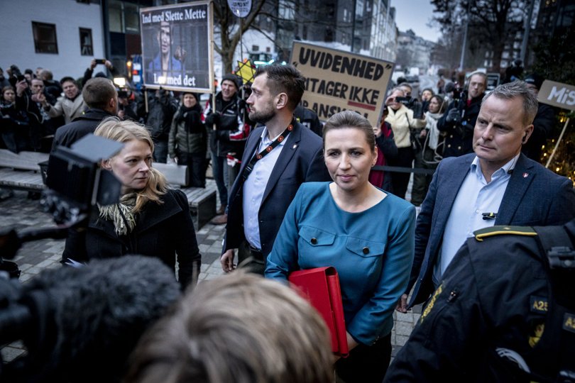Statsminister Mette Frederiksen blev mødt af demonstranter, da hun i torsdags ankom til Minkkommissionen. Foto: Mads Claus Rasmussen/Ritzau Scanpix <i>Ritzau Scanpix</i>