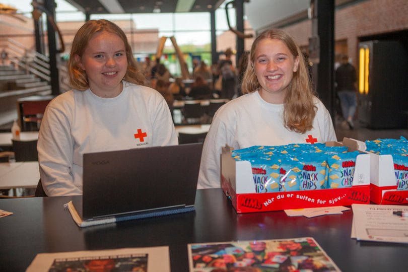 Sally Fuglsang og Anna Bastholm fra Fjerritslev Gymnasium delte tirsdag præmien ud til eleverne - selvfølgelig sammen med en opfordring til at samle ind for Røde Kors. Privatfoto