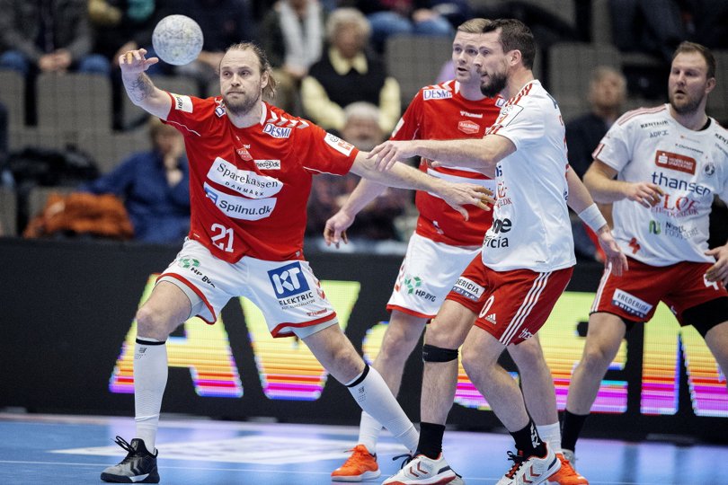 Mads Christiansen, der her ses spille bolden videre, var tilbage i Sparekassen Danmark Arena for første gang siden sit skifte fra Aalborg til Fredericia. Foto: Lars Pauli <i>Foto: Lars Pauli</i>