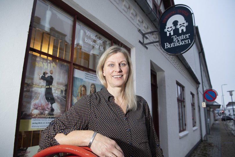 Anette Dige Ovesen har fyldt sit arbejdsliv med stor variation og flere modige - og måske lidt overraskende - sporskift. Fra revisor til uddannelsesleder for handelsgymnasiet, over psykologstudiet til privatpraktiserende psykolog og nu som leder af Hjørring Teater. Foto: Bente Poder