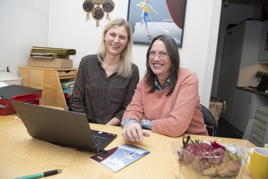 - Der er meget viden, jeg ikke har, så jeg vil være i mesterlære, siger Anette Dige Ovesen. Hun har allerede nu fået introduktion til arbejdet af afgående leder Inge Reenberg. Foto: Bente Poder