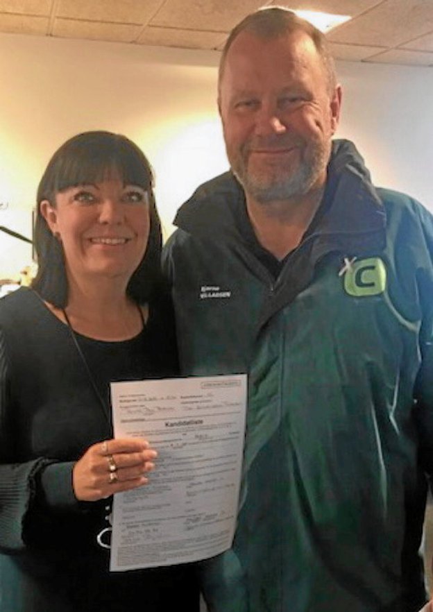 Borgmesterkandidat Lene Aalestrup og vælgerforeningsformand Bjarne Villadsen med den konservative kandidatliste til efterårets kommunalvalg. Privatfoto