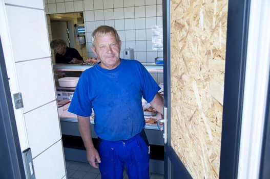 Ole Eriksen trækker sig som direktør for Thorupstrand Kystfiskerlaug. Han er blevet 71 år og ønsker at give stafetten videre. Han fortsætter med at drive Lildstrand Røgeri. Foto: Mogens Laier