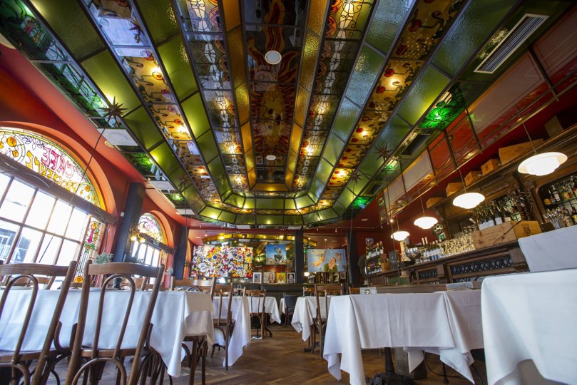 Restaurant Provence i Aalborg har ladet sig inspirere af de stolte franske traditioner i interiør, musik og gastronomi og sætter stemning og atmosfære i højsædet, står der på deres hjemmeside. Den sidste del lagde de ikke så meget vægt på, da Nordjyskes anmelder kiggede forbi. <i>Foto: Martél Andersen</i>