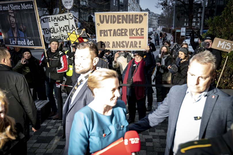 Statsministeren ankommer til afhøring. Smilet var ikke så bredt hele dagen, men Mette Frederiksen var ind i mellem i godt humør. Foto: Scanpix <i>Ritzau Scanpix</i>