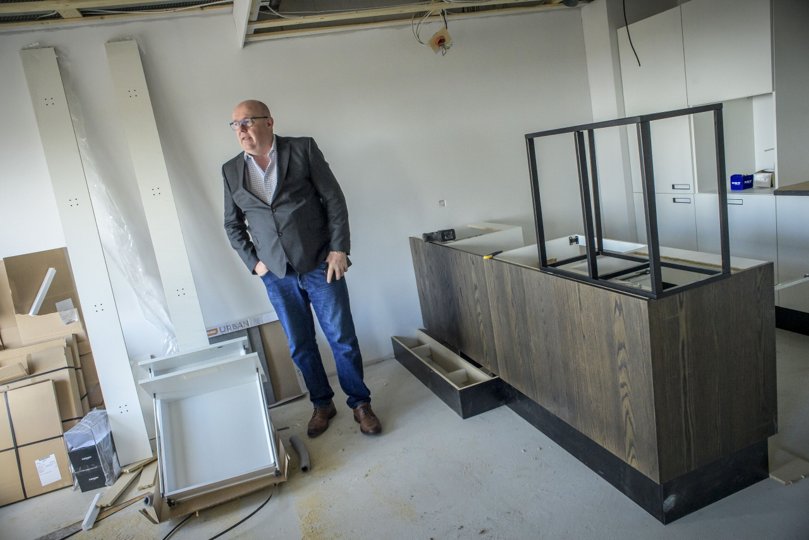 Torben Nielsen, som er medejer af det selskab, der opfører Klarup Søpark, er snart klar til at udleje de første boliger, der får udsigt til både søer og sygehus. Foto: Martin Damgård
