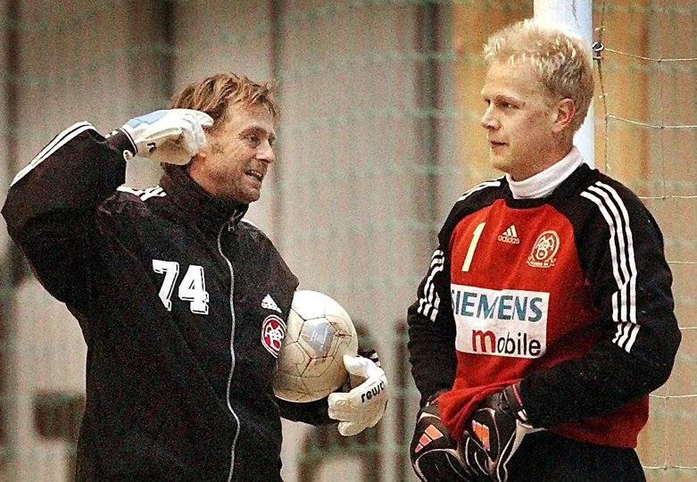 Lars Høgh giver her instrukser til daværende AaB-målmand Jimmy Nielsen i 2003. Arkivfoto: Lars Pauli