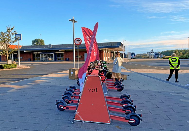 40 løbehjul blev placeret på forskellige trafikknudepunkter som her ved Frederikshavn Station. De var til rådighed hverdage og var tænkt som transportmiddel videre til forskellige arbejdsplader og Martec. Privatfoto.
