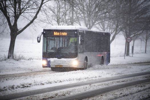 Busser gled rundt i sneen: Derfor bruger de ikke vinterdæk