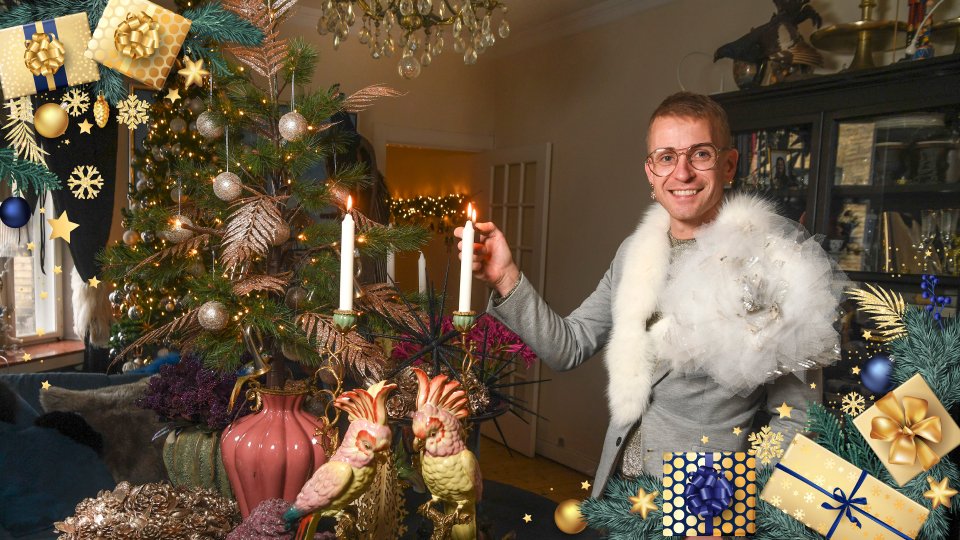 - Det skal ligne noget fra Versailles, men helst kun koste 200 kroner, ler Jonas Jensen, når han fortæller om sin og kærestens fetich for antikviteter og gamle lysekroner, i det julepyntede hjem midt i Aalborg. Grafik/foto: Jette Klokkerholm/Henrik Louis