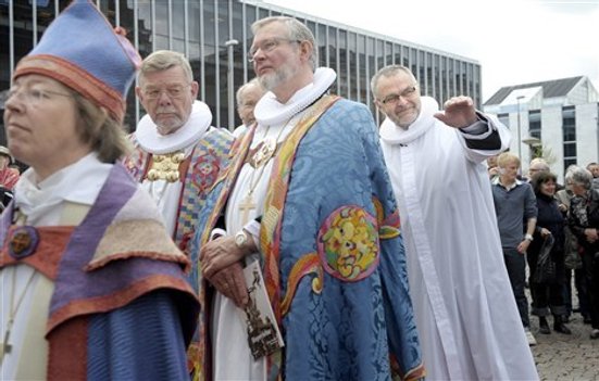 Bispevielsen af Thomas Reinholdt Rasmussens forgænger, Henning Toft Bro (i hvidt), i Budolfi Kirke i Aalborg i 2010. Arkivfoto: Michael Koch
